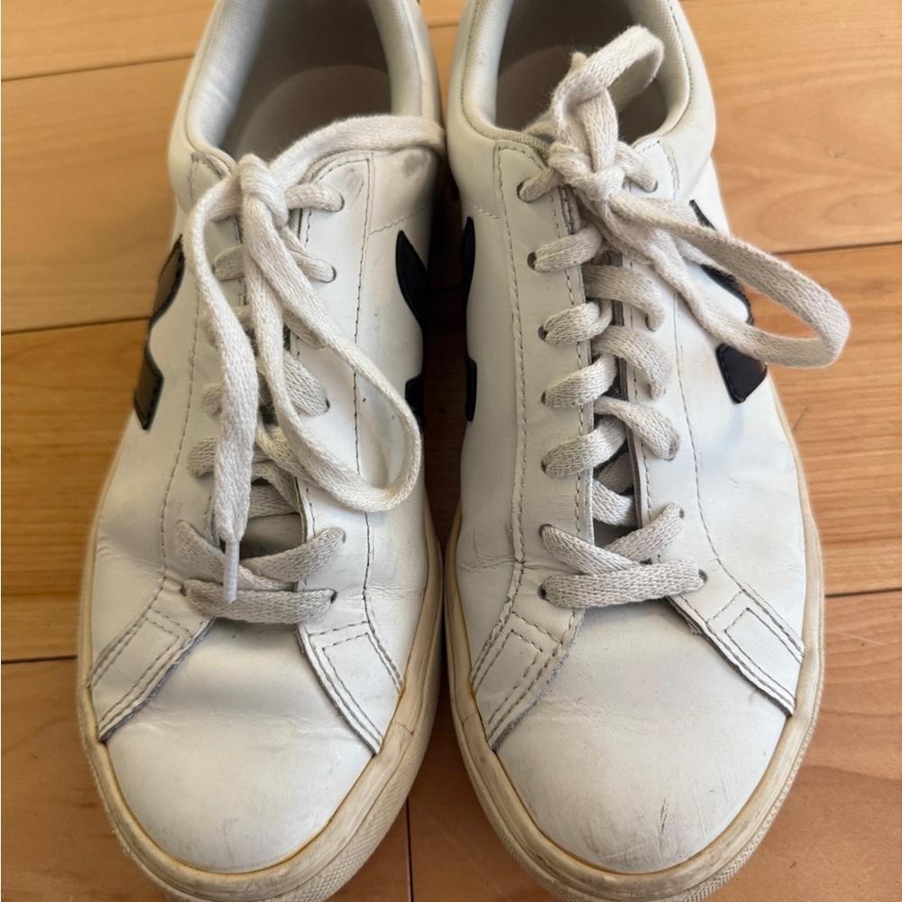 Veja Esplar Leather Low-Top Sneaker - Picture 4 of 6